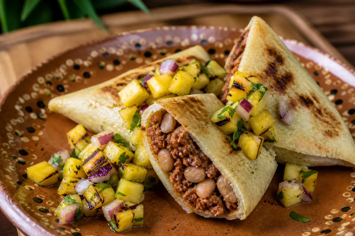 Tetelas de chorizo de pavo al chile ancho con frijol ayocote y salsa tatemada de piña